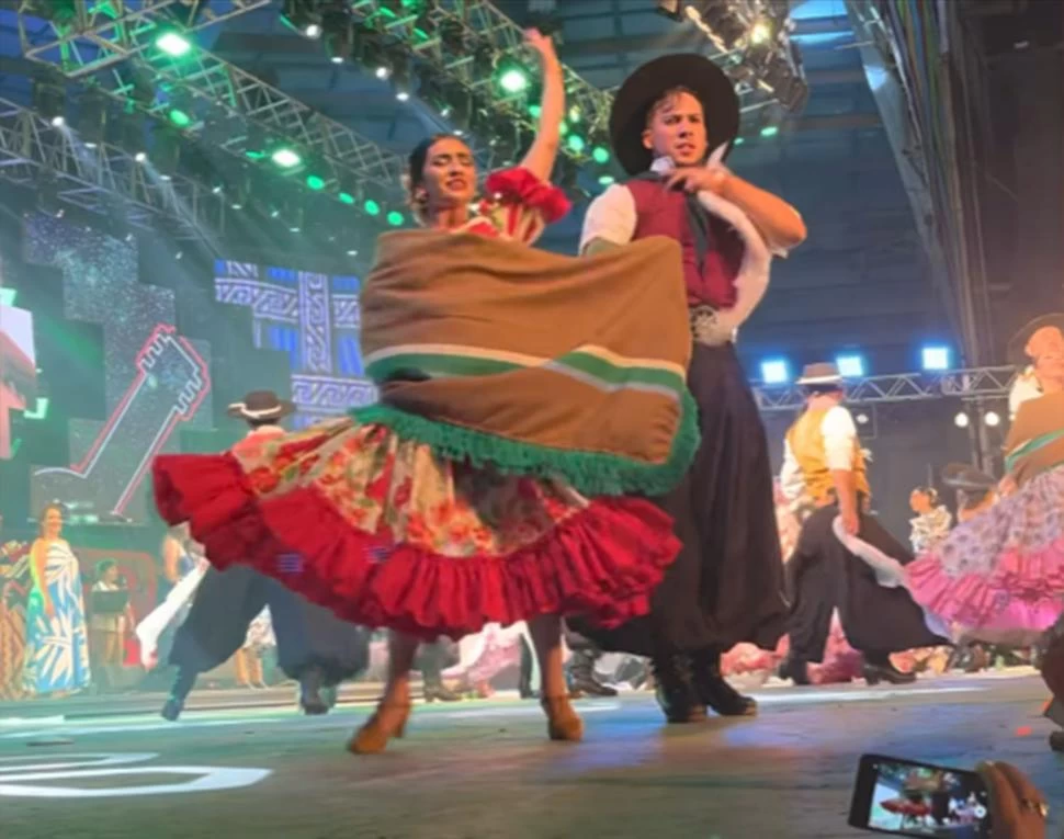 INTENSO TRABAJO. Los artistas se lucen en la combinación de coreografías, vestuario y bailes.  