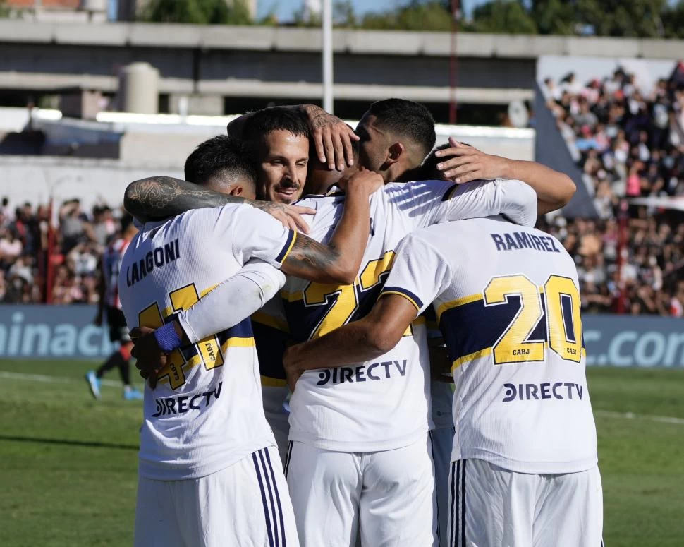 FESTEJO “AURIAZUL”. Boca se puso en ventaja con un gol en contra de Dáttola, luego de un remate de Benedetto, y los jugadores del “xeneize” lo celebran. twitter @BocaJrsOficial