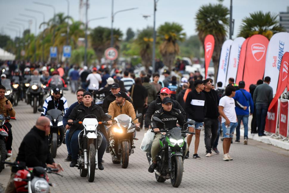 PARA TODOS. Los monos de carrera para niños llamaron la atención.     