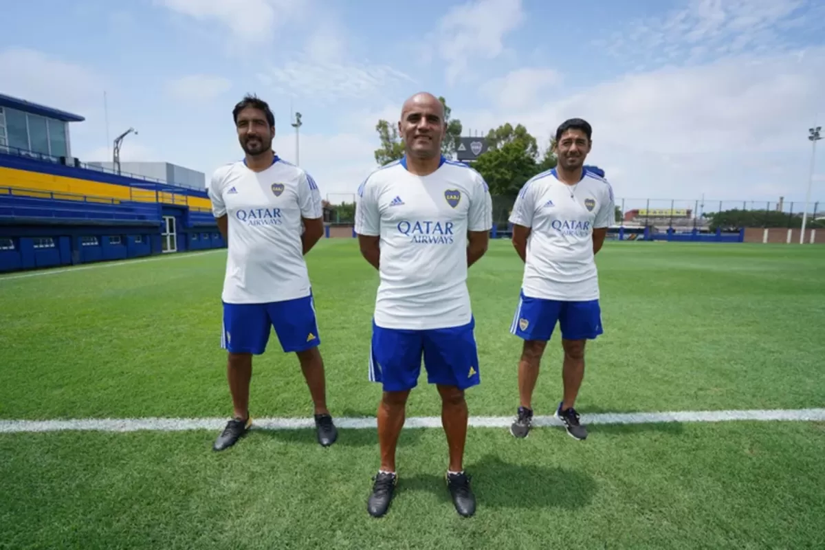 ACUSADO. Jorge Martínez, DT de Boca equipo femenino, junto a sus dos colaboradores.