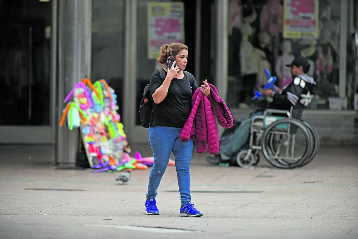 COMBINACIÓN PARA LA OCASIÓN. De remera para el momento de calor, con campera para cuando estuviera más fresco.