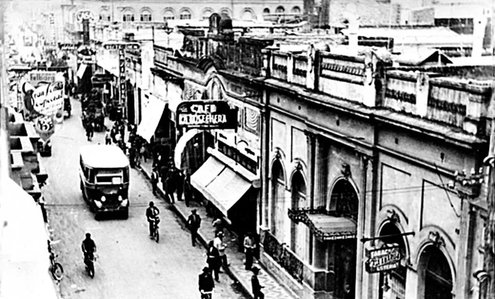 LAS HERAS EN LOS 30. La actividad comercial es similar al presente gente que va y viene junto a un tránsito inteso.  