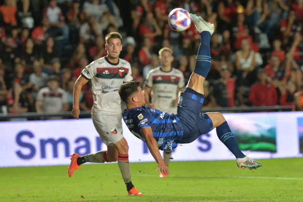 PROBLEMAS DEFENSIVOS. Julián Chicco observa la estupenda chilena de Marcelo Estigarribia. Ningún equipo pudo quebrar el cero y Colón sigue último. Foto de Javier Escobar - Especial para La Gaceta