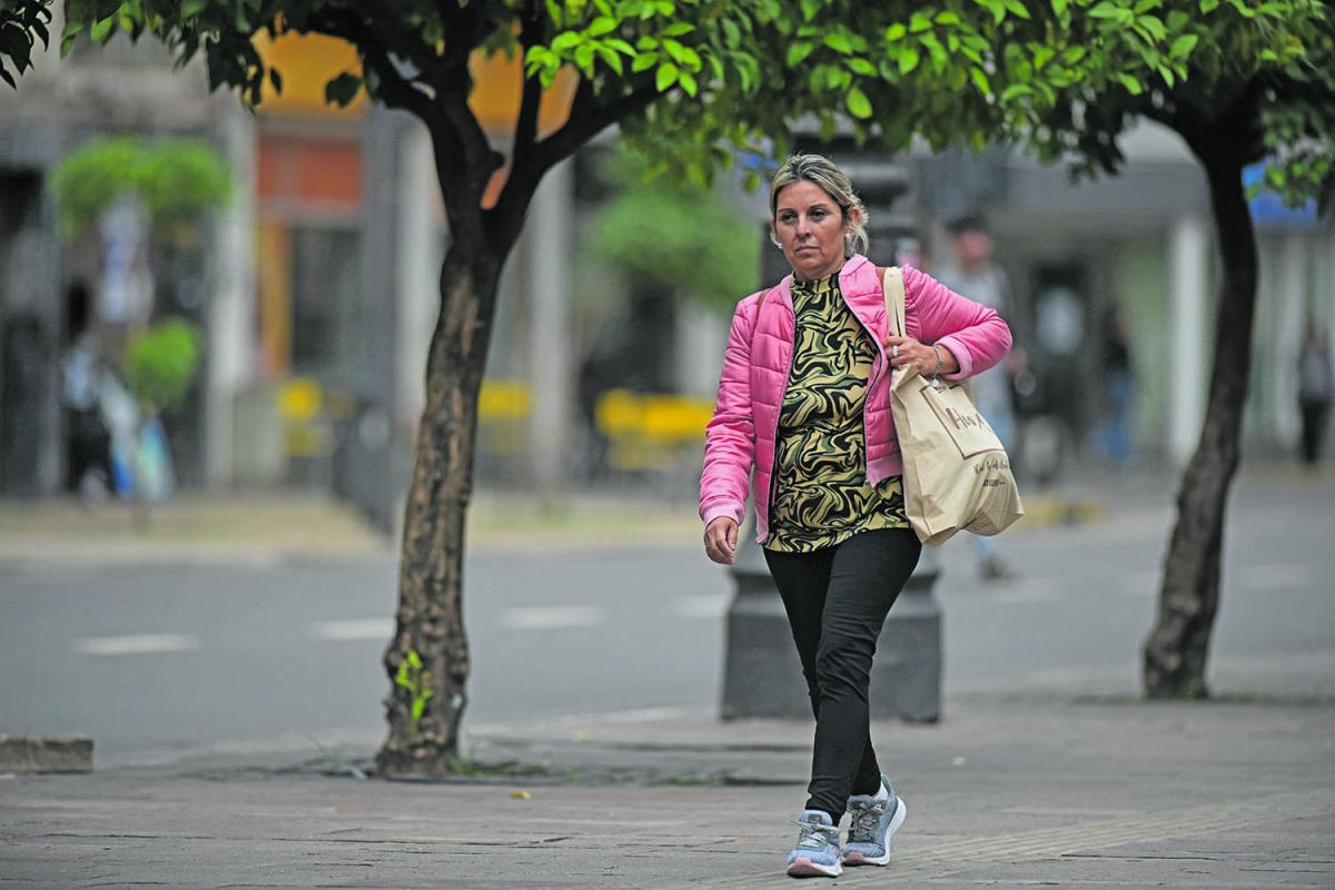 ABRIGADA. Una campera para proteger de la mínima de 16,1 de ayer.