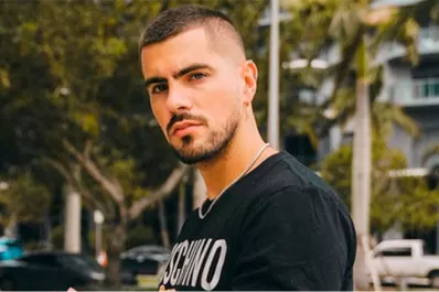 Fer Vázquez, cantante de Rombai, aseguró que una fanática lo drogó con un postre: “Tenía taquicardia”