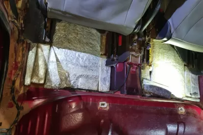 Detuvieron a dos personas que llevaban marihuana oculta debajo de la alfombra del auto