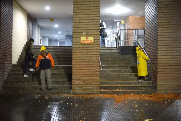 Se desprendió mampostería de un balcón del piso 15 en Barrio Norte