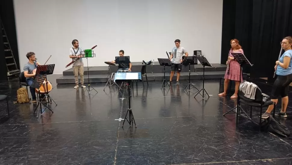 EN ESCENA. Algunos de los instrumentistas que intervendrán en el concierto de hoy, en una presentación anterior, con otra formación musical.  