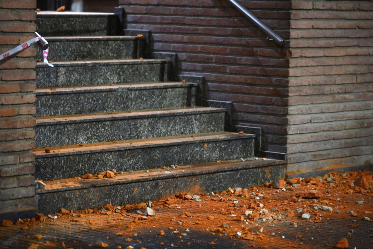 Se desprendió mampostería de un balcón del piso 15 en Barrio Norte