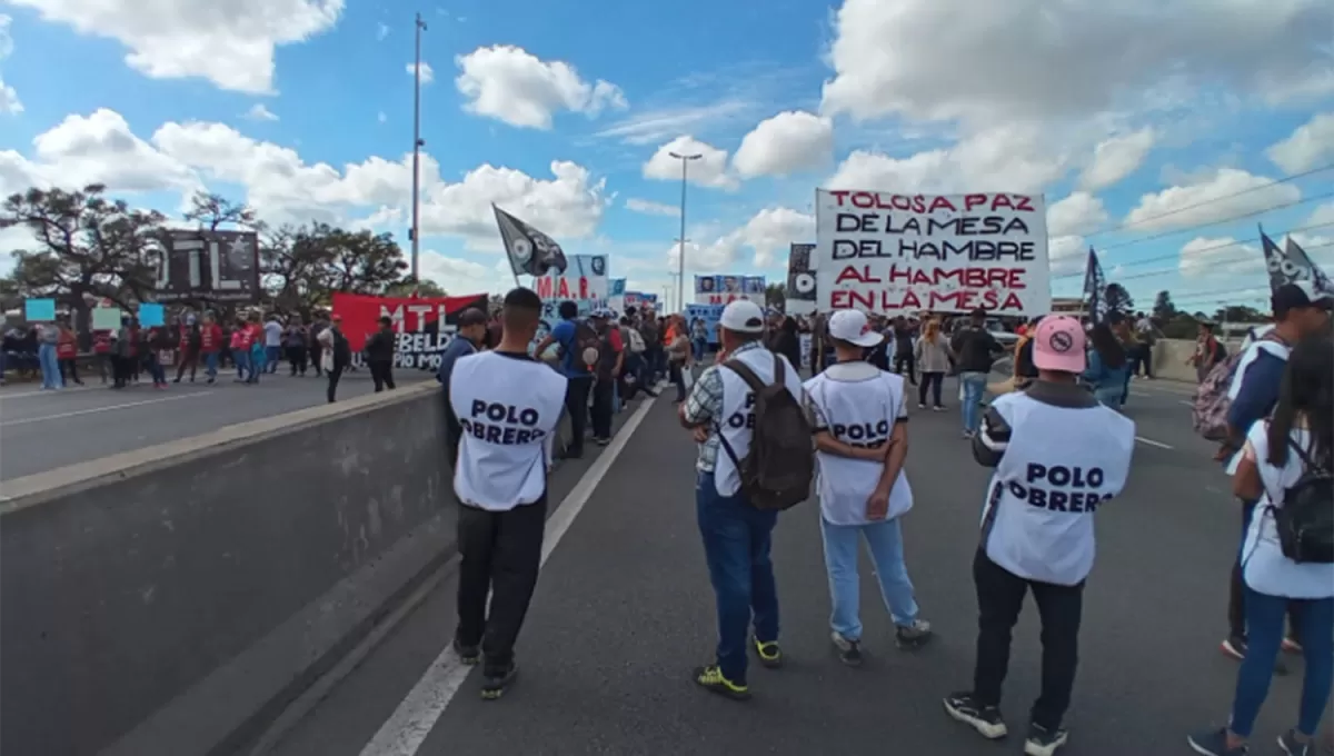 EN BUENOS AIRES. Integrantes de Unidad Piquetera interrumpen el tránsito en la Autopista del Oeste.