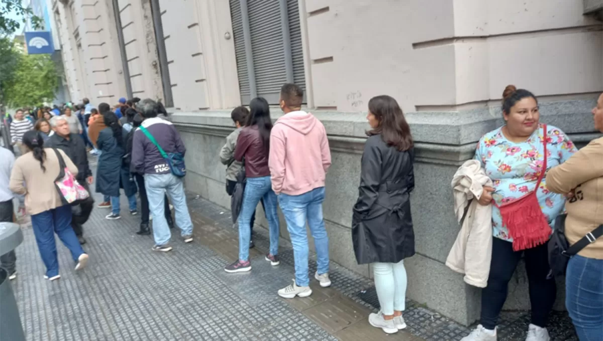 MUCHA GENTE. Miles de tucumanos hacen colas en las diferentes entidades bancarias del microcentro.