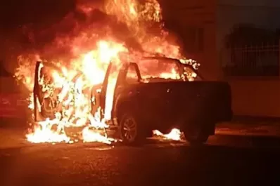 Violencia en Rosario: incendiaron un patrullero y dejaron un mensaje mafioso