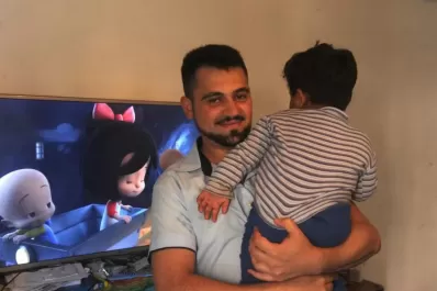 Murió por neumonía el enfermero que se había hecho conocido por adoptar un bebé abandonado