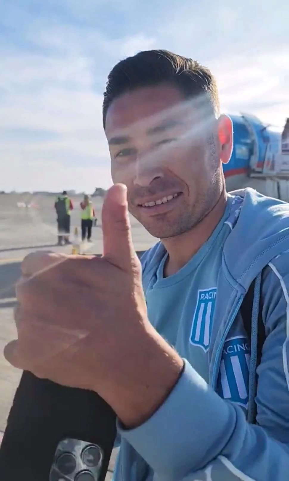 ESTÁ EN CASA. El chileno Óscar Opazo posó para las cámaras en sus tierras. twitter @RacingClub