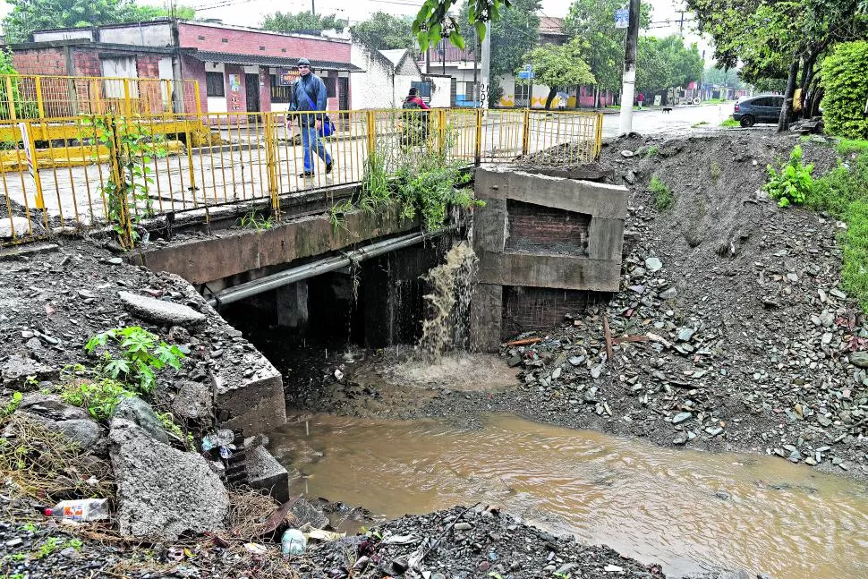 EL ESTADO ACTUAL DEL CRUCE. La situación del puente de calle Frías Silva, en San José (Yerba Buena), después de las intensas lluvias de ayer. 