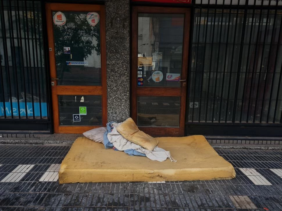  SIN TECHO. La habitación improvisada de una de las tantas personas en situación de calle, en San Juan al 400, pleno centro tucumano. LA GACETA / FOTOGRAFÍA DE JUAN PABLO SÁNCHEZ NOLI