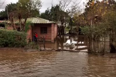 El agua del río Chico tiene cubierto el pueblo de Niogasta