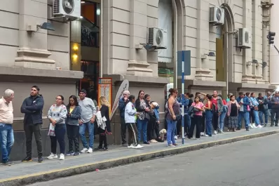 Quejas de los estatales por las demoras en el depósitos de los sueldos