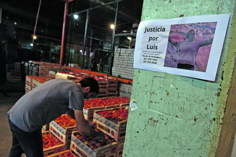 CARTELES EN EL PREDIO. En el Mercofrut pegaron fotos de la víctima Luis Granito, junto al número de la Fiscalía, para quien pueda aportar datos. 