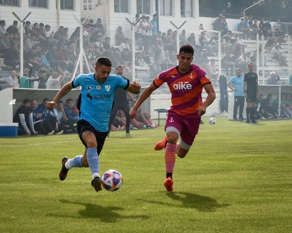 EN PUERTO MADRYN. Imagen del duelo Guillermo Brown-Temperley (fue 2-2). 