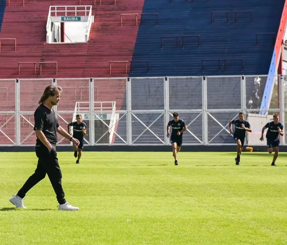 SIN DESCANSO. Tras arribar al país, Darío Insúa reunió al plantel en el “Nuevo Gasometro” para continuar con las prácticas de cara al partido con Atlético. 