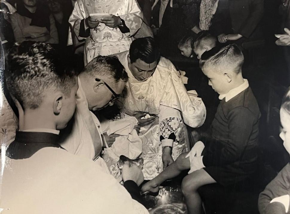 1957. Los niños y las personas pobres, muy elegidos para esta evocación. 