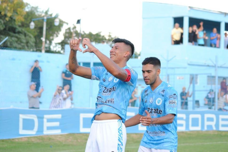 TIRO DEL FINAL. Velázquez celebra su golazo, que sentenció otra derrota “santa”.