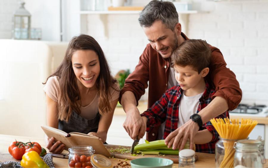 Desde el Ministerio de Salud de la Nación aseguran que cocinar con los niños es un buen momento para dialogar sobre la importancia de la buena alimentación.