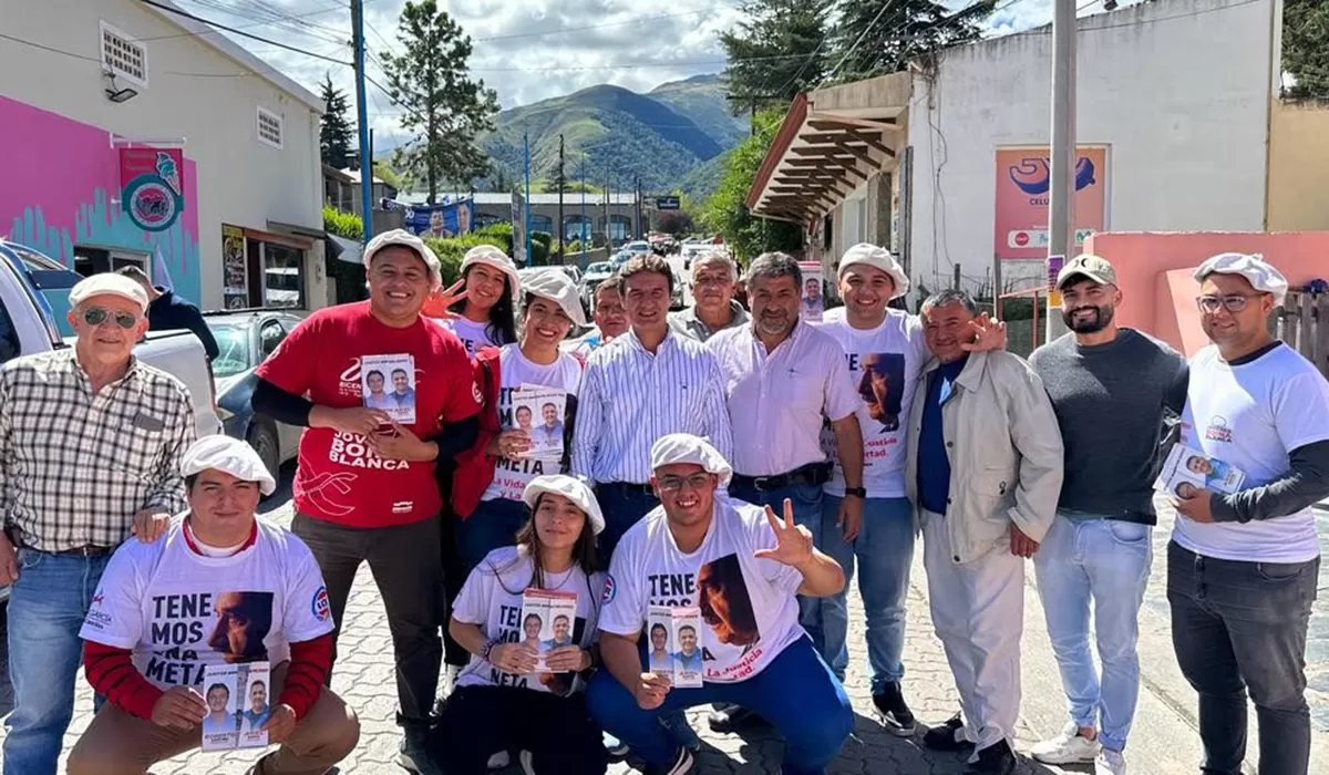 EN CAMPAÑA. El candidato a gobernador por Juntos por el Cambio, Roberto Sánchez, aprovechó el feriado de Semana Santa para recorrer Tafí del Valle, donde muchos tucumanos fueron para, entre otros, presenciar el espectáculo de la pasión de Cristo.