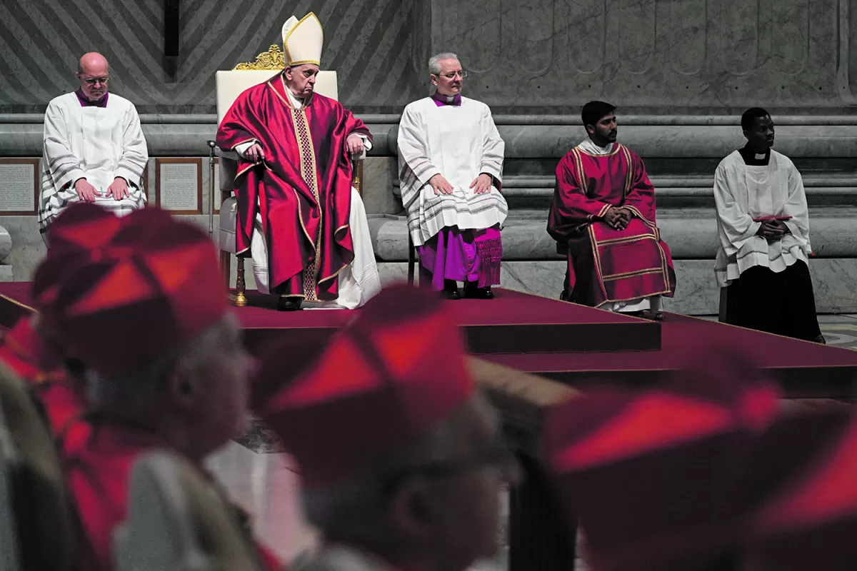 Francisco siguió desde el Vaticano el Via Crucis en el Coliseo