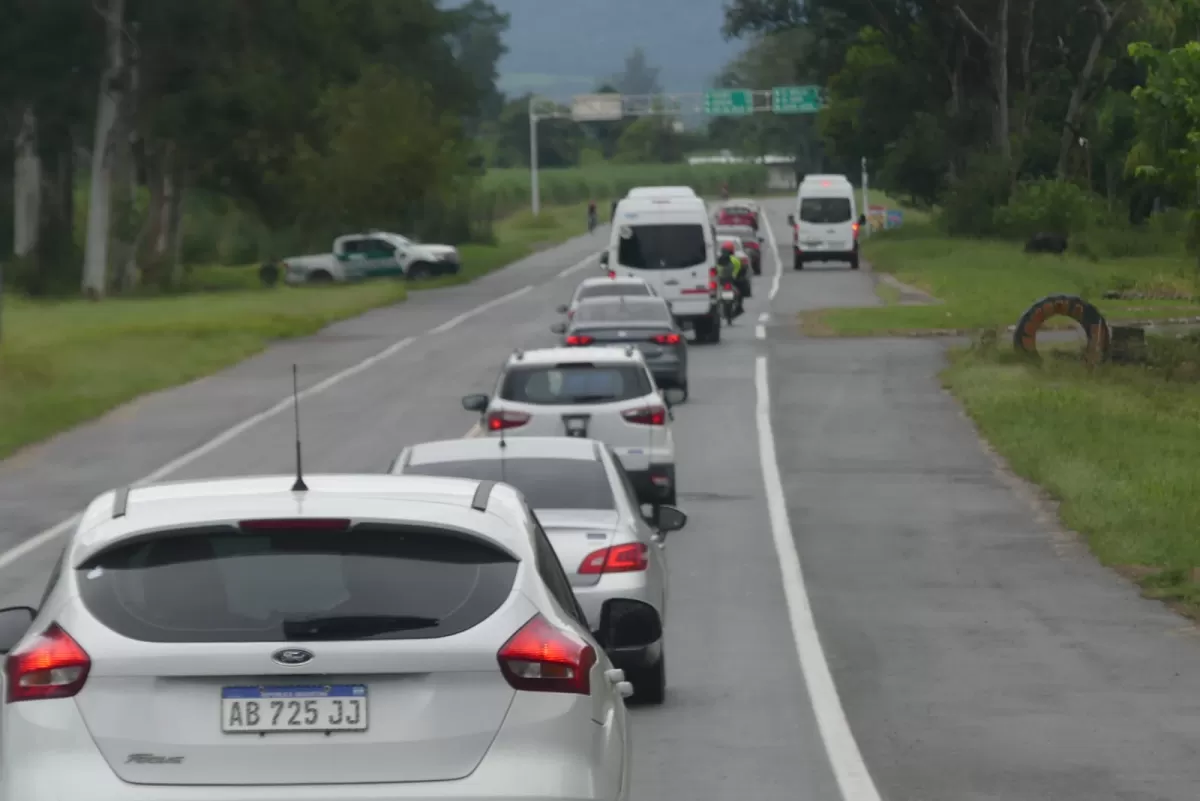 Intenso tránsito en la ruta a los valles. FOTO OSVALDO RIPOLL / LA GACETA