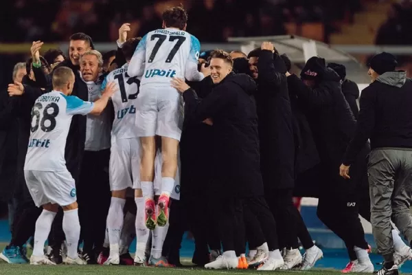 Gio Simeone se lesionó, pero Nápoli dio otro paso clave para quedarse con la Serie A