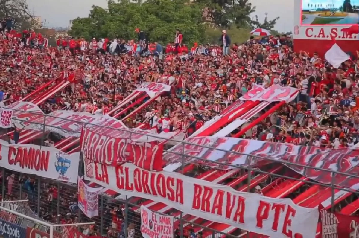 La barra brava apretó al plantel de San Martín de Tucumán en el complejo