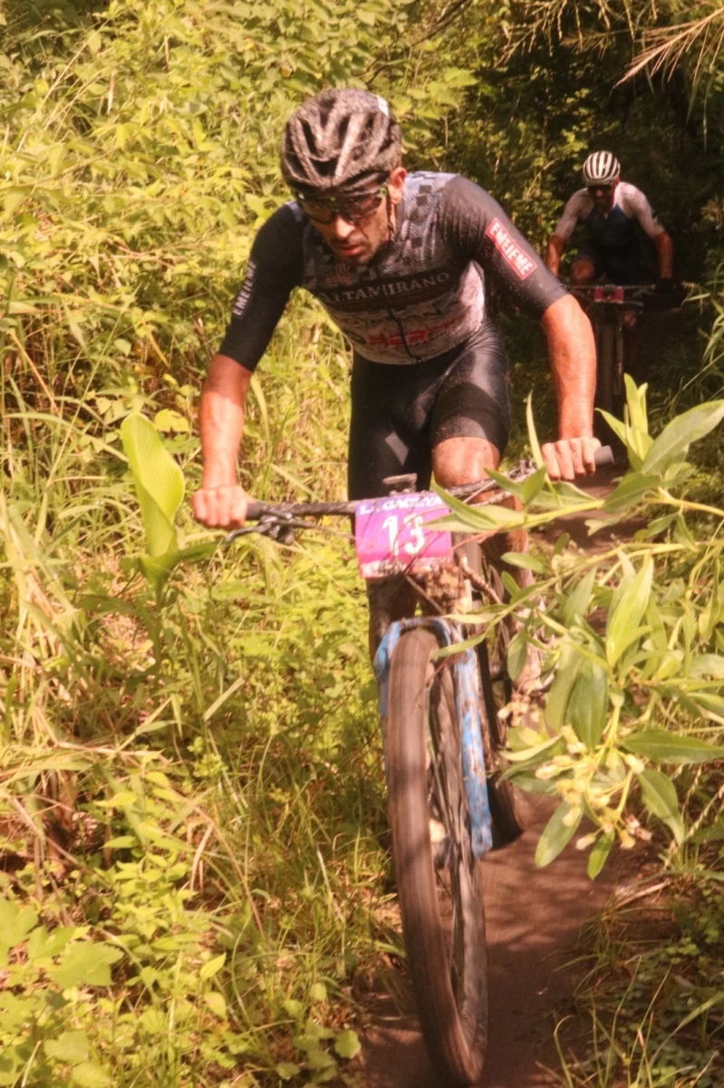 A PASO FIRME. Altamirano triunfó por tercer año consecutivo en Aguilares. FOTOS DE RÁUL MARUSA CARRANZA.