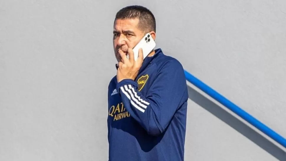 EN LÍNEA. Riquelme sigue buscando al nuevo DT. ¿Quién atenderá el teléfono? 