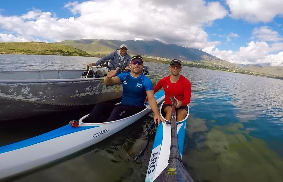 UN ESPEJO EN LAS MONTAÑAS. La quietud del agua es una de las virtudes que Vernice y Rossi destacan del dique La Angostura como lugar de entrenamiento.  