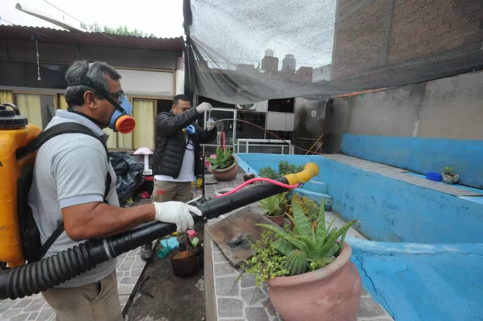 OPERATIVOS EN BARRIOS DE LA CAPITAL. Después de varios días de lluvias, los agentes sanitarios volvieron a revisar las casas en las zonas afectadas. 