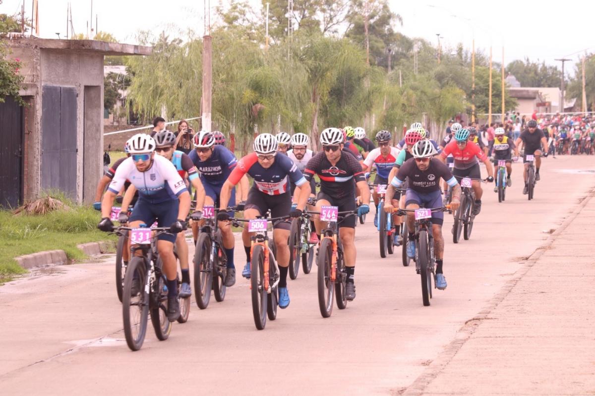 MARCA EL CAMINO. Adrián Rodríguez (531) ganó en Master A. FOTOS DE RÁUL MARUSA CARRANZA.