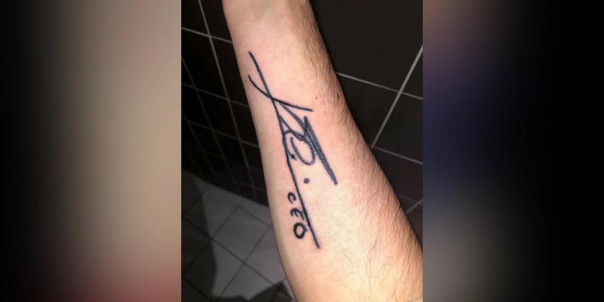 Estuvo 10 horas esperando a Lionel Messi en la puerta de su casa y se tatuó su firma al frente del Arco del Triunfo