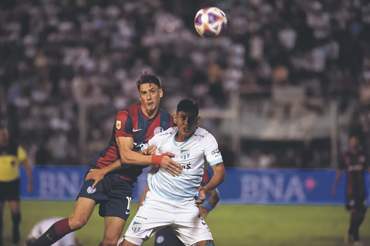  PARTIDO LUCHADO. Andrés Vombergar y Matías Orihuela forcejean mientras esperan que les llegue la pelota.