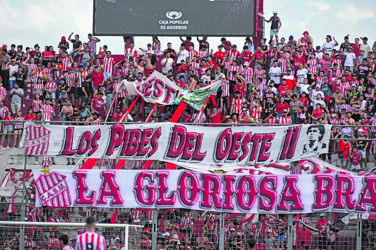 AYER HUBO PAZ. Durante el partido reinó la calma en la cabecera de la Rondeau. Del apriete al plantel habrían participado todas las facciones de la barra brava.