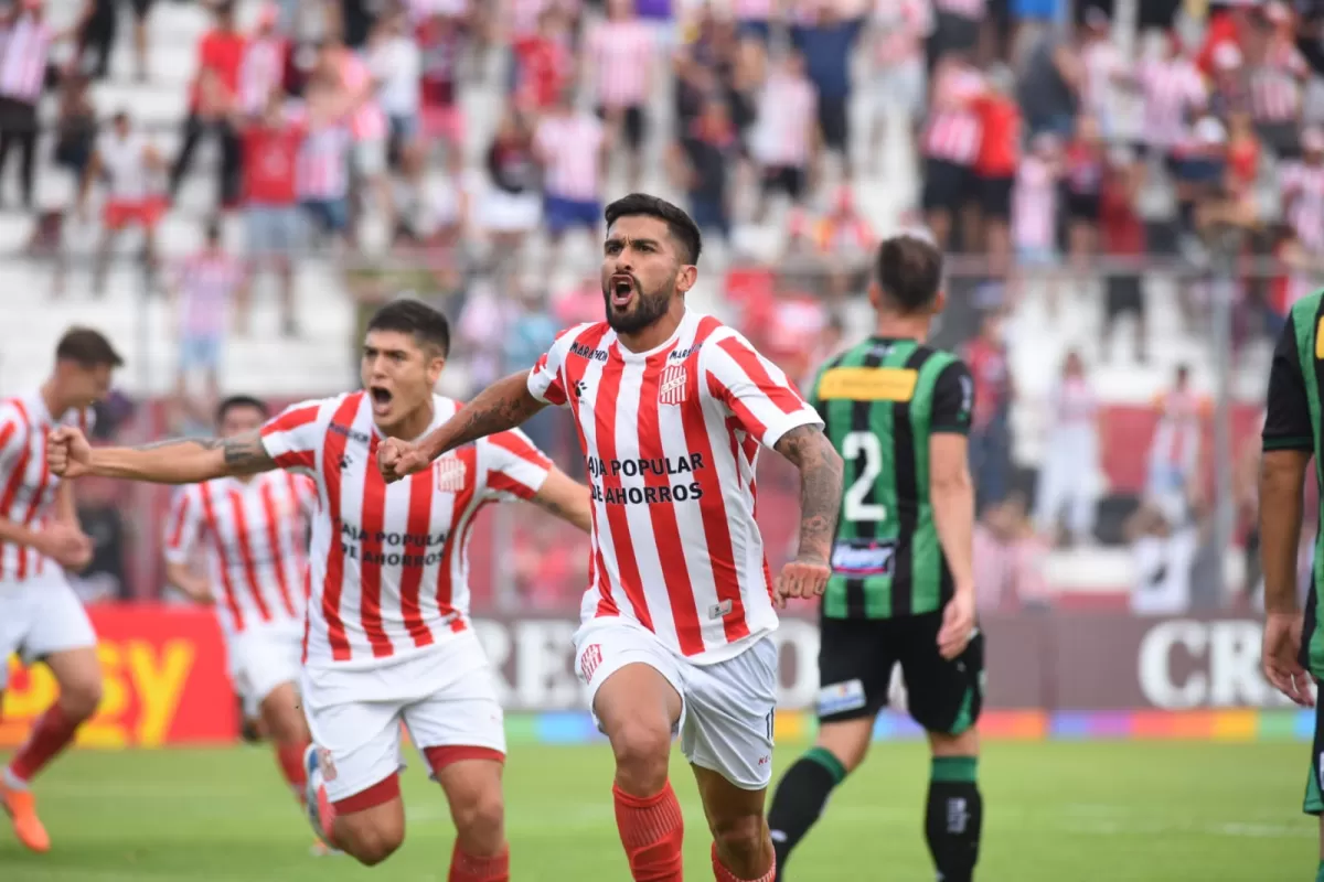 Dening celebra su gol en la Ciudadela. LA GACETA / DIEGO ARÁOZ