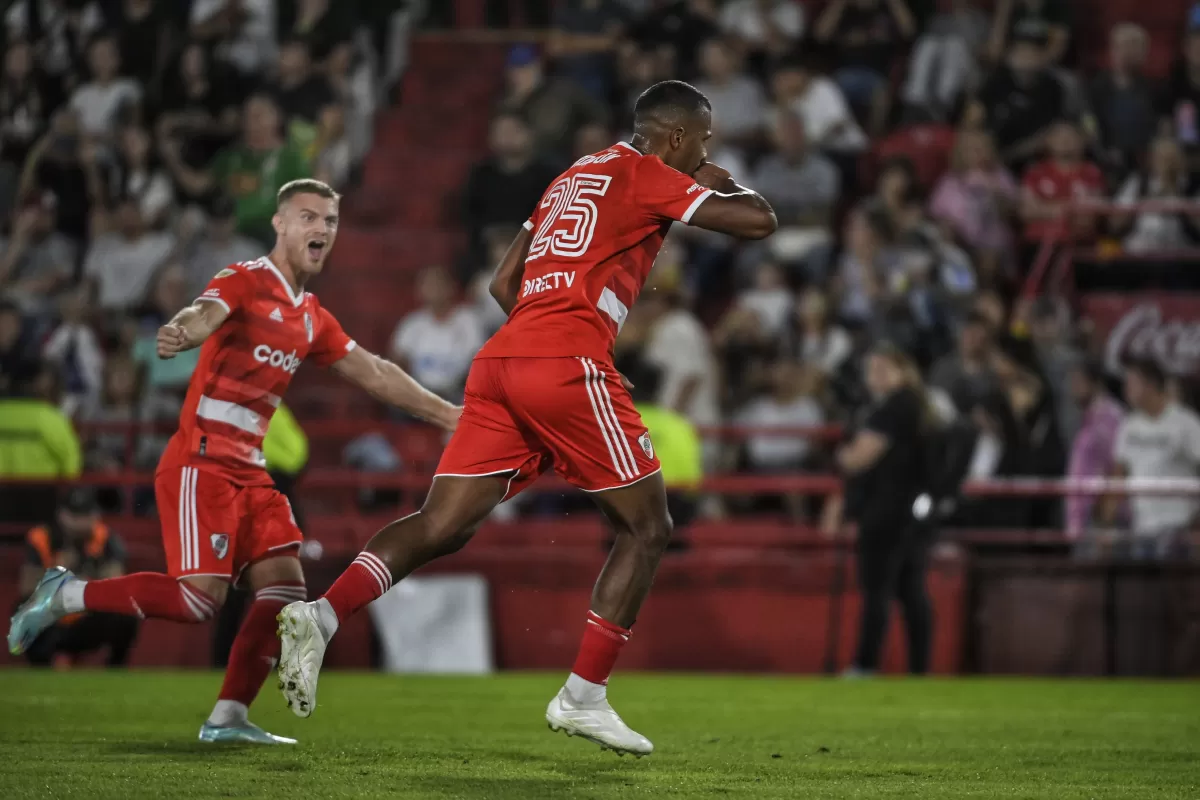 River goleó a Hucarán y quedó cómodo en al cima del torneo