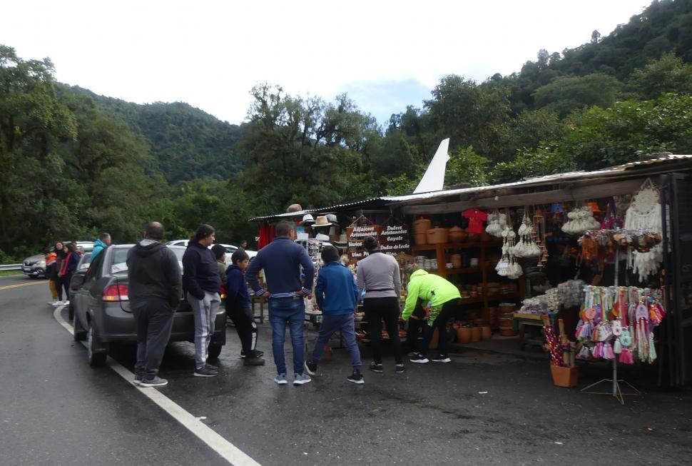 MUCHA GENTE. La postal de autos y personas por todos lados es reiterada en la ciudad turística en cada fin de semana largo, y Semana Santa lo confirmó.  