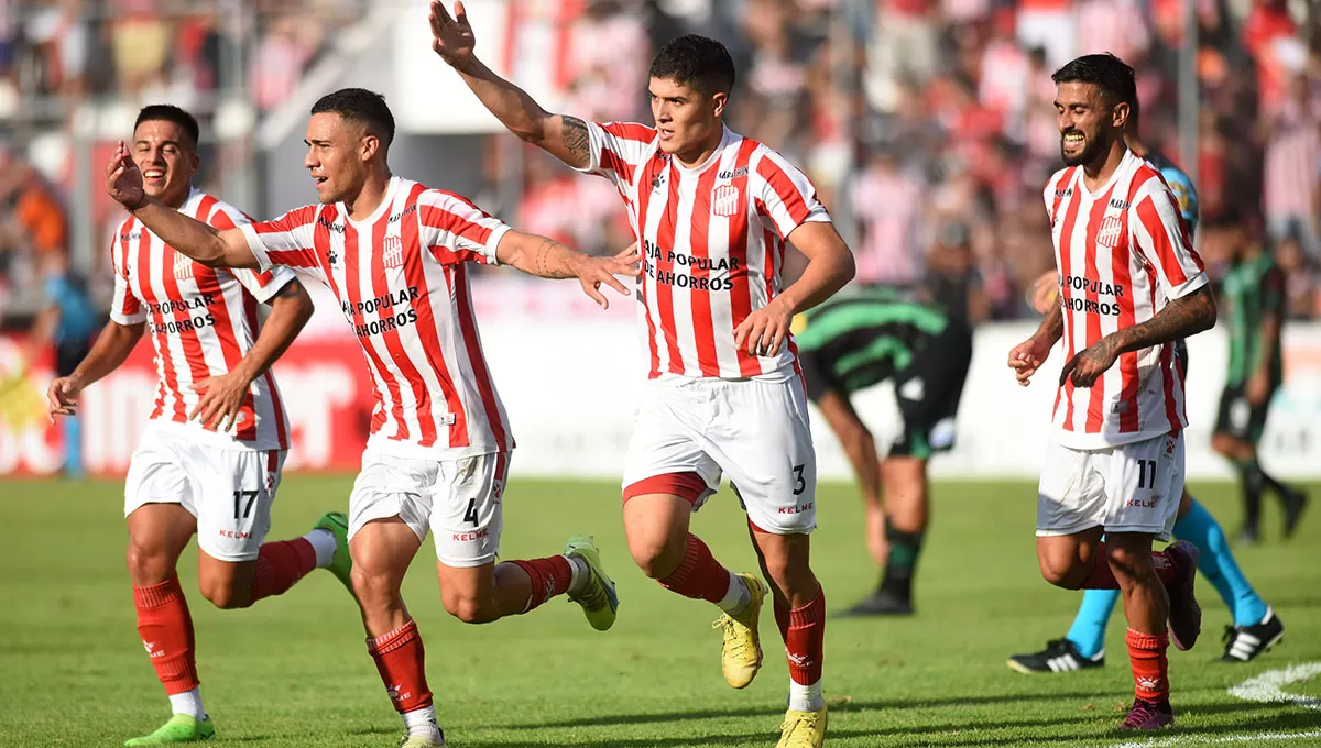 ¡QUÉ ALEGRÍA! Pombo, Bordón y Dening persiguen a Banegas, luego de que el lateral marcara el 2-0 con un remate rasante que se metió junto al palo del arquero “verdinegro”.