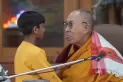 El Dalai Lama pidió disculpas por pedirle a un niño que chupe la lengua