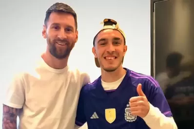 Esperó a Messi durante 10 horas, logró entrar a su casa y se tatuó su firma en el brazo