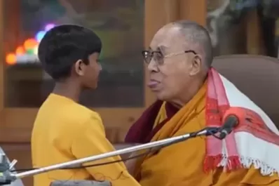 El niño del polémico video de Dalai Lama habló sobre el suceso y sorprendió con su respuesta
