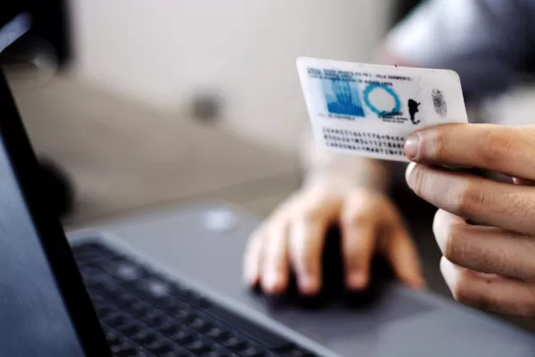 Podrá sacarse el apellido de su padre por haber sufrido violencia psicológica y económica