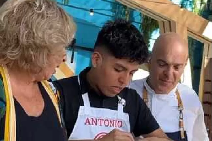 Con un particular detalle, Antonio rindió honor al plato típico norteño